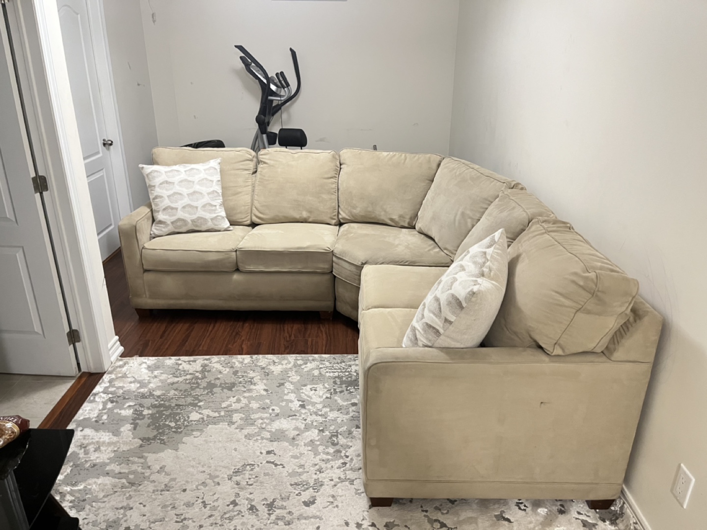 GENUINE LA-Z-BOY SECTIONAL ***DELIVERY AVAILABLE***