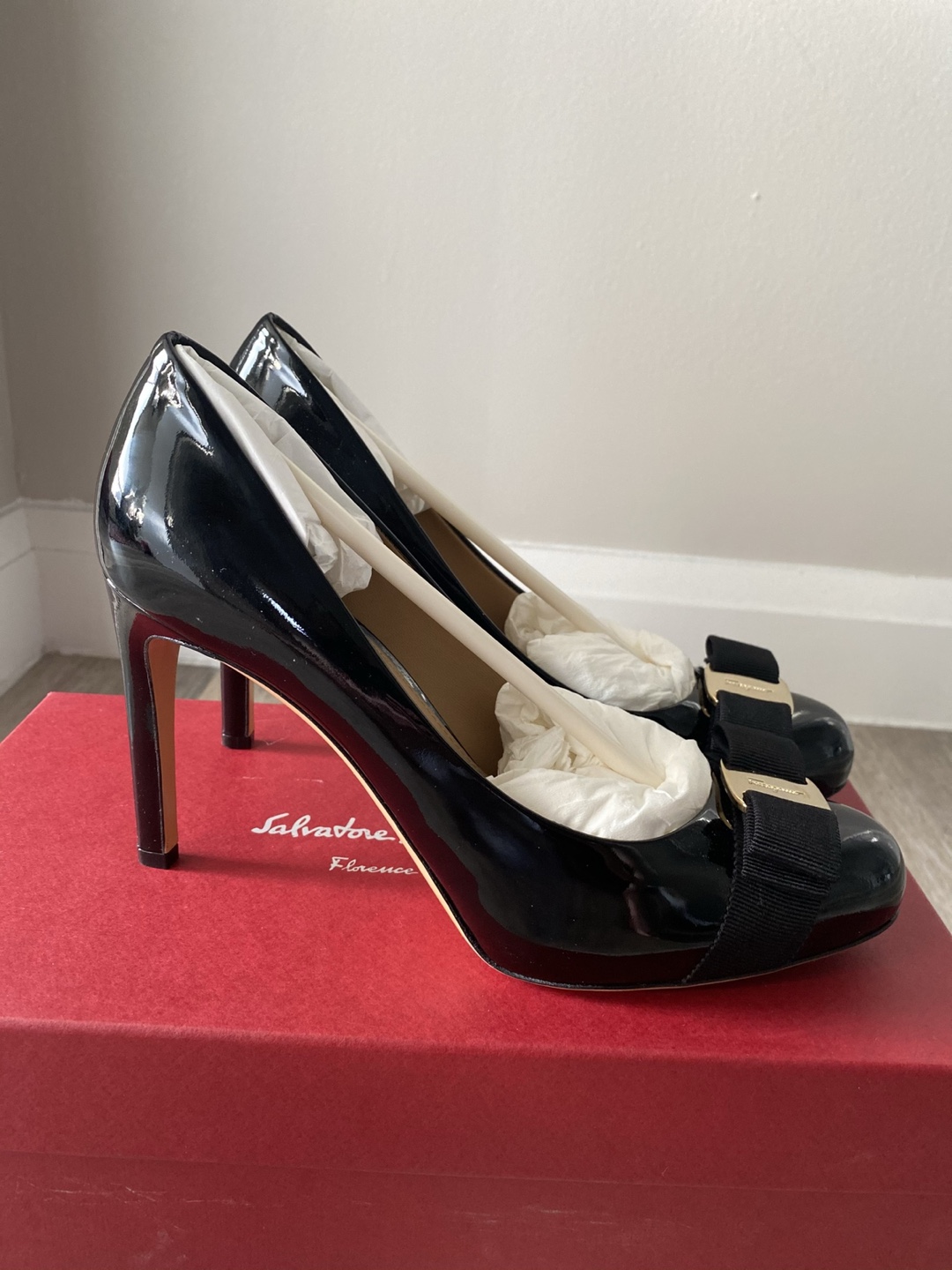 Salvatore Ferragamo Black Patent Leather Pumps Size 6.5 - photo 2