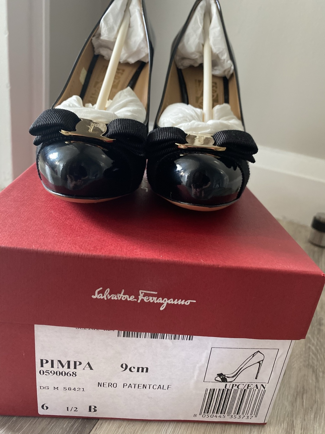 Salvatore Ferragamo Black Patent Leather Pumps Size 6.5 - photo 4