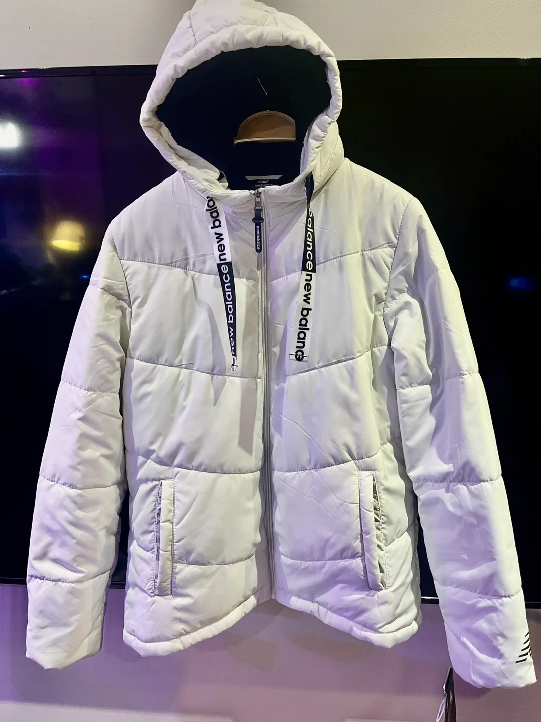 Ladies ❤️New Balance White Puffer Jacket with Hood image indicator(3)