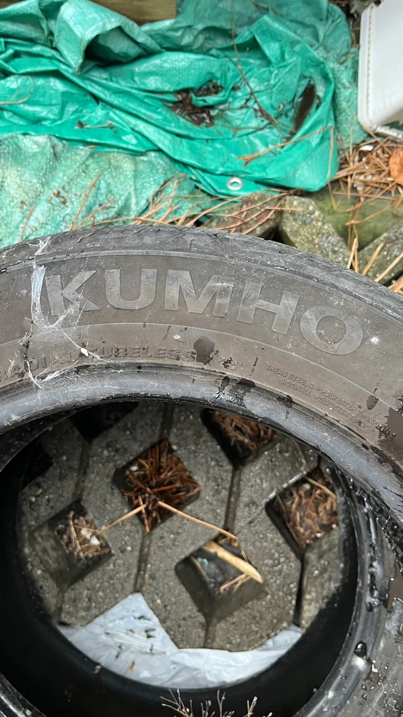 Used Kumho Solus TA31 Tires - 205/55R16 image indicator(2)