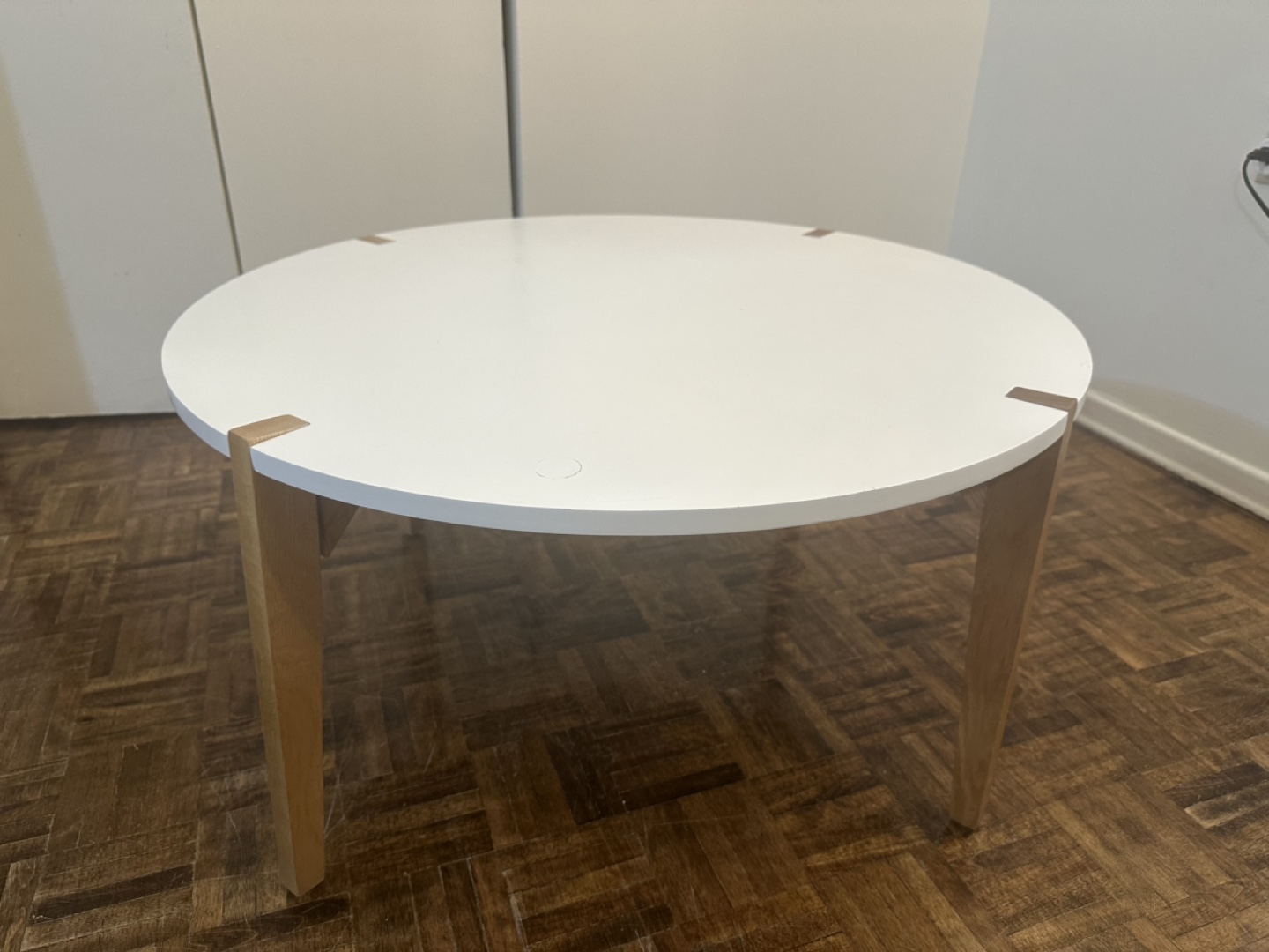 Round White Coffee Table with Light Wood Legs - photo 2
