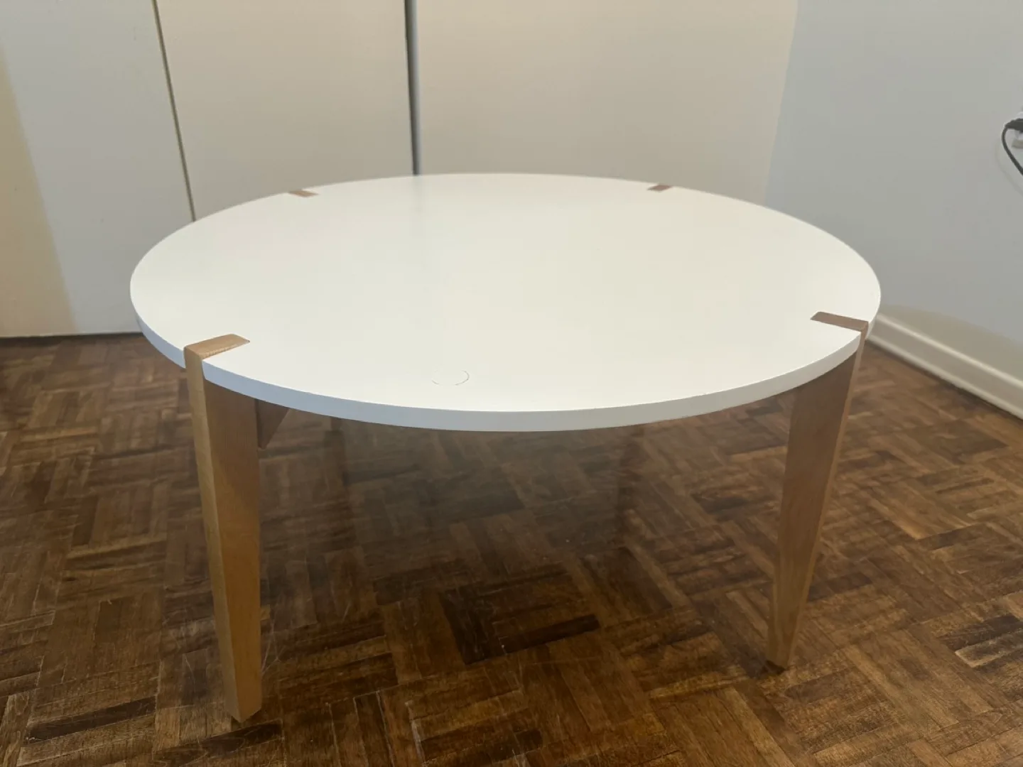 Round White Coffee Table with Light Wood Legs image indicator(2)