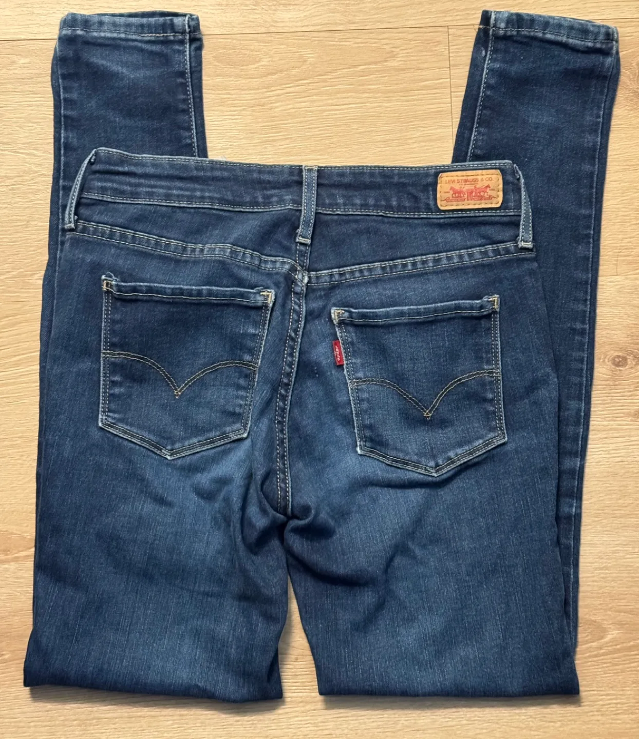 LIKE NEW Levi’s dark wash skinny jeans size 2 image indicator(3)