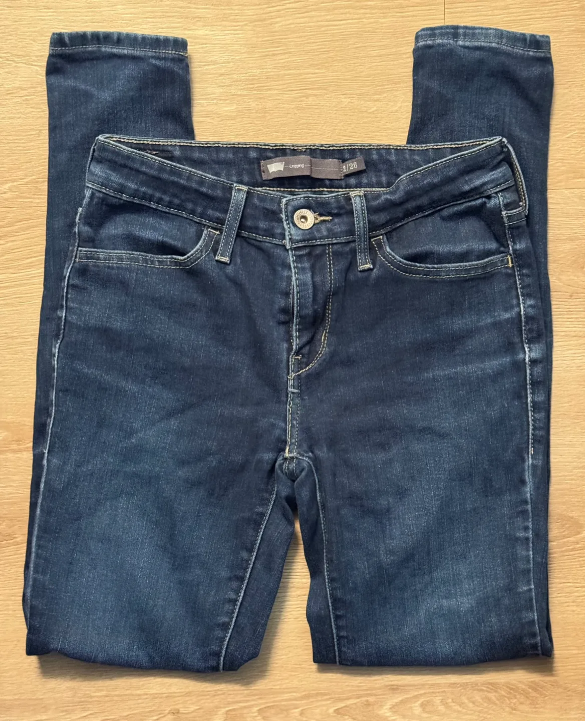 LIKE NEW Levi’s dark wash skinny jeans size 2 image indicator(2)