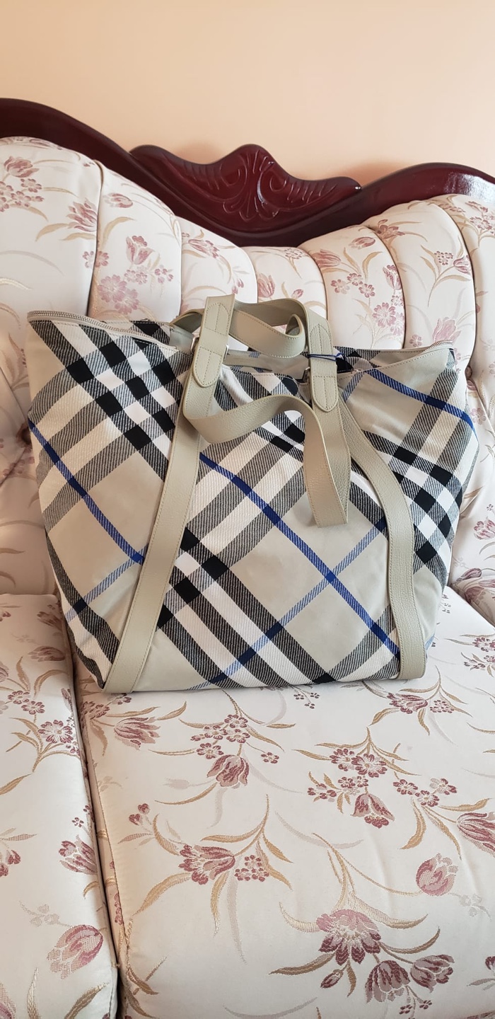Authentic Burberry Handbag - photo 3