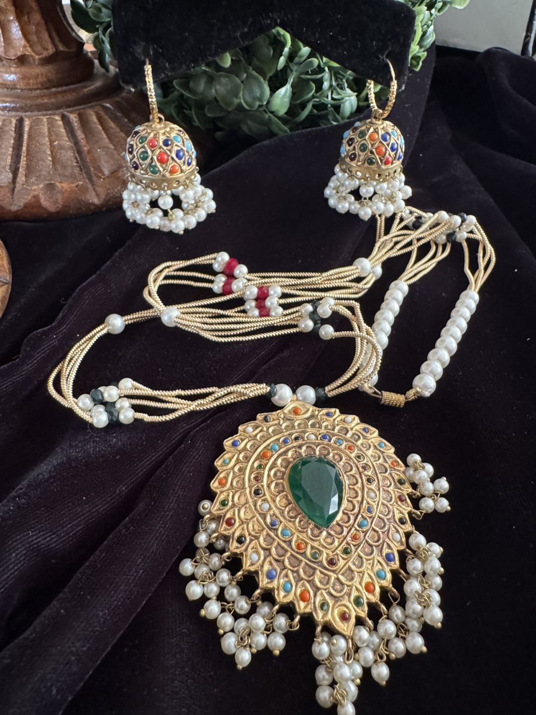 Gorgeous Gold-Tone Multi-Gemstone Necklace Set with Pearls - photo 3