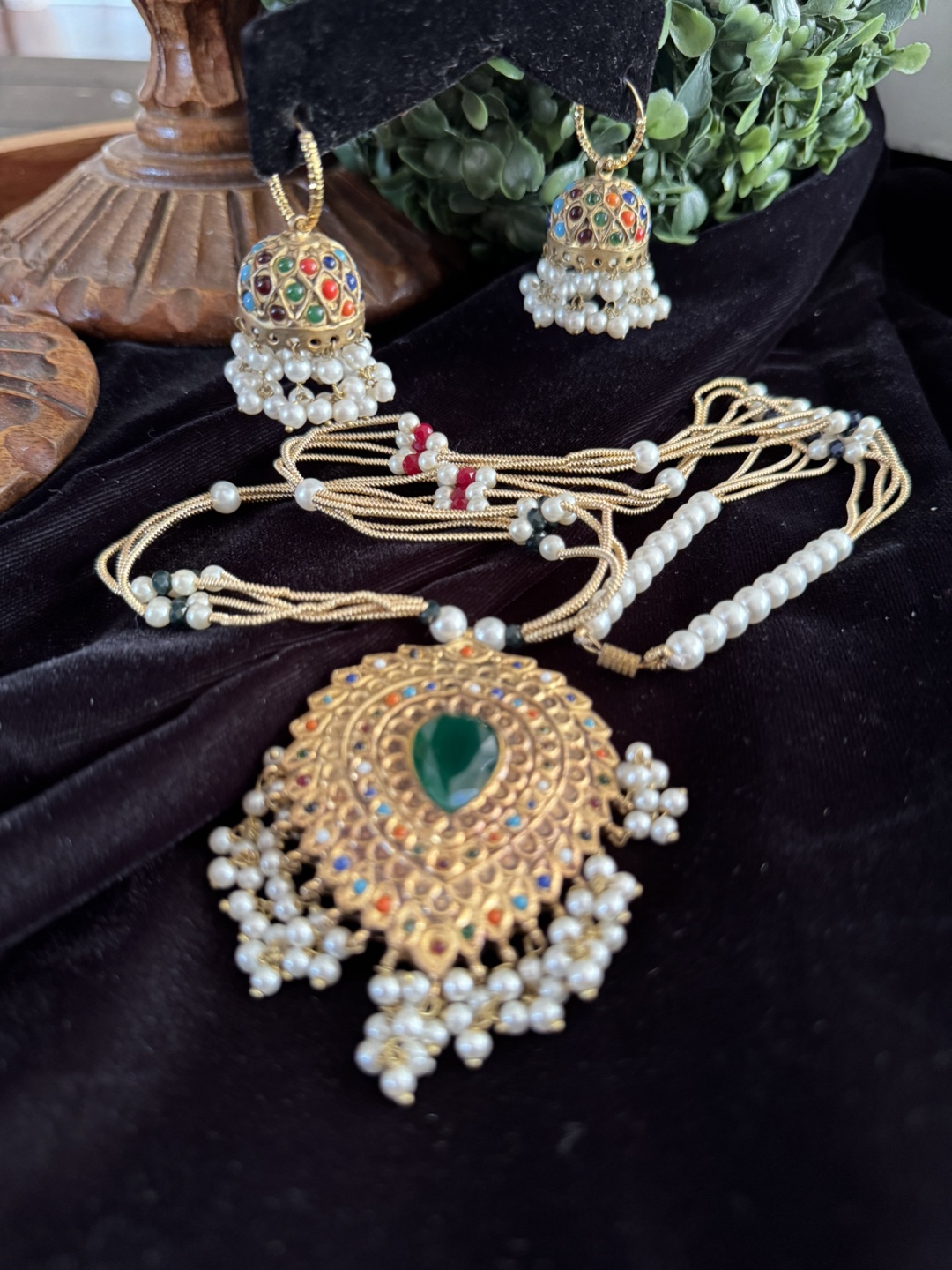 Gorgeous Gold-Tone Multi-Gemstone Necklace Set with Pearls - photo 2