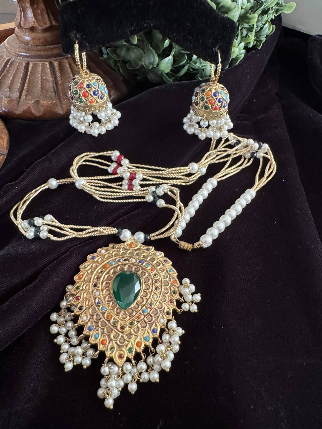 Gorgeous Gold-Tone Multi-Gemstone Necklace Set with Pearls