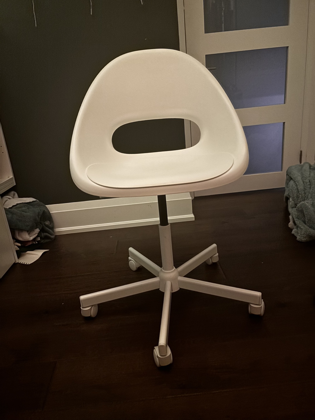 White rolling office chair - photo 2