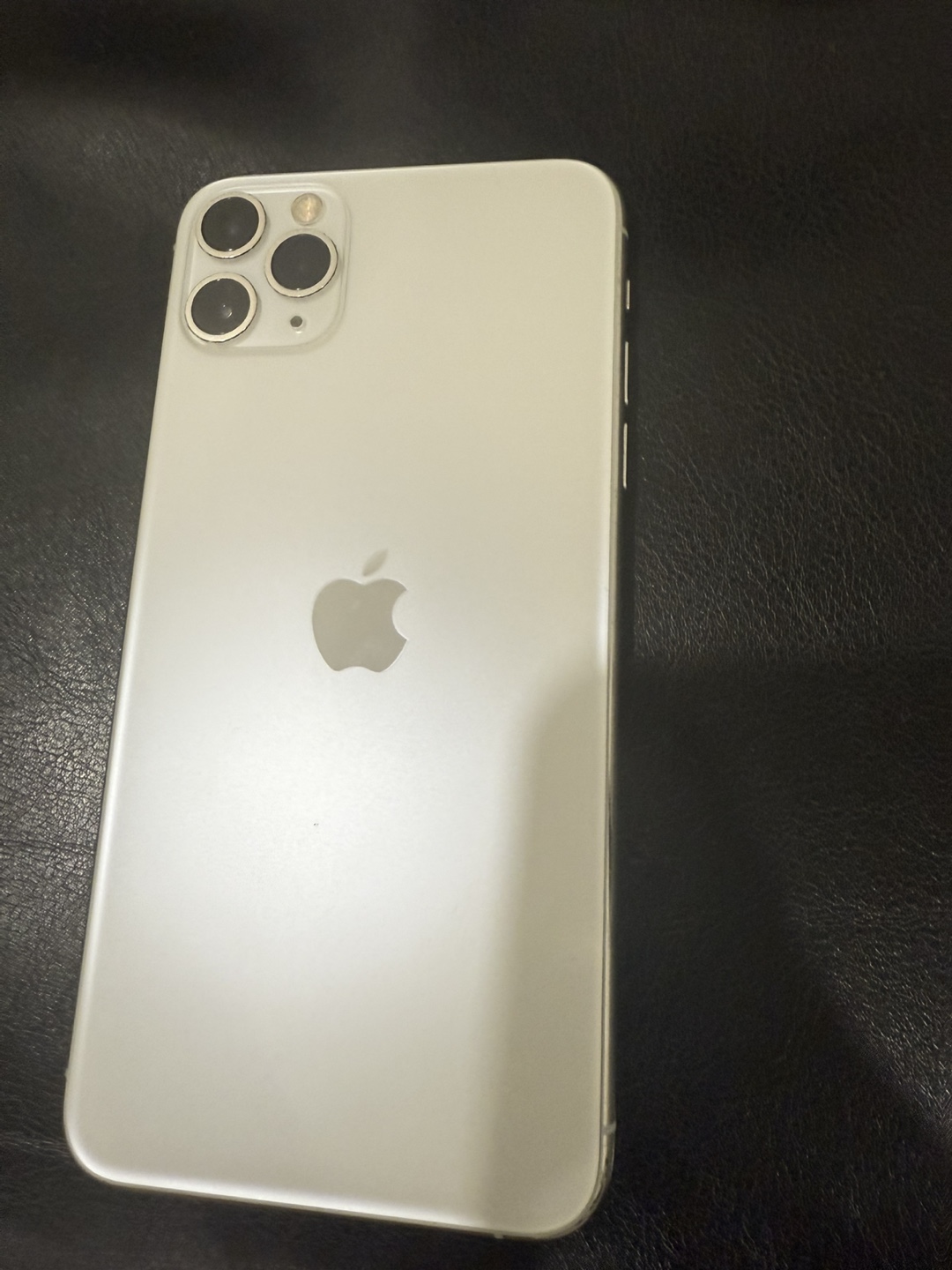 iPhone 11 Pro  Max- Silver - Used - photo 3