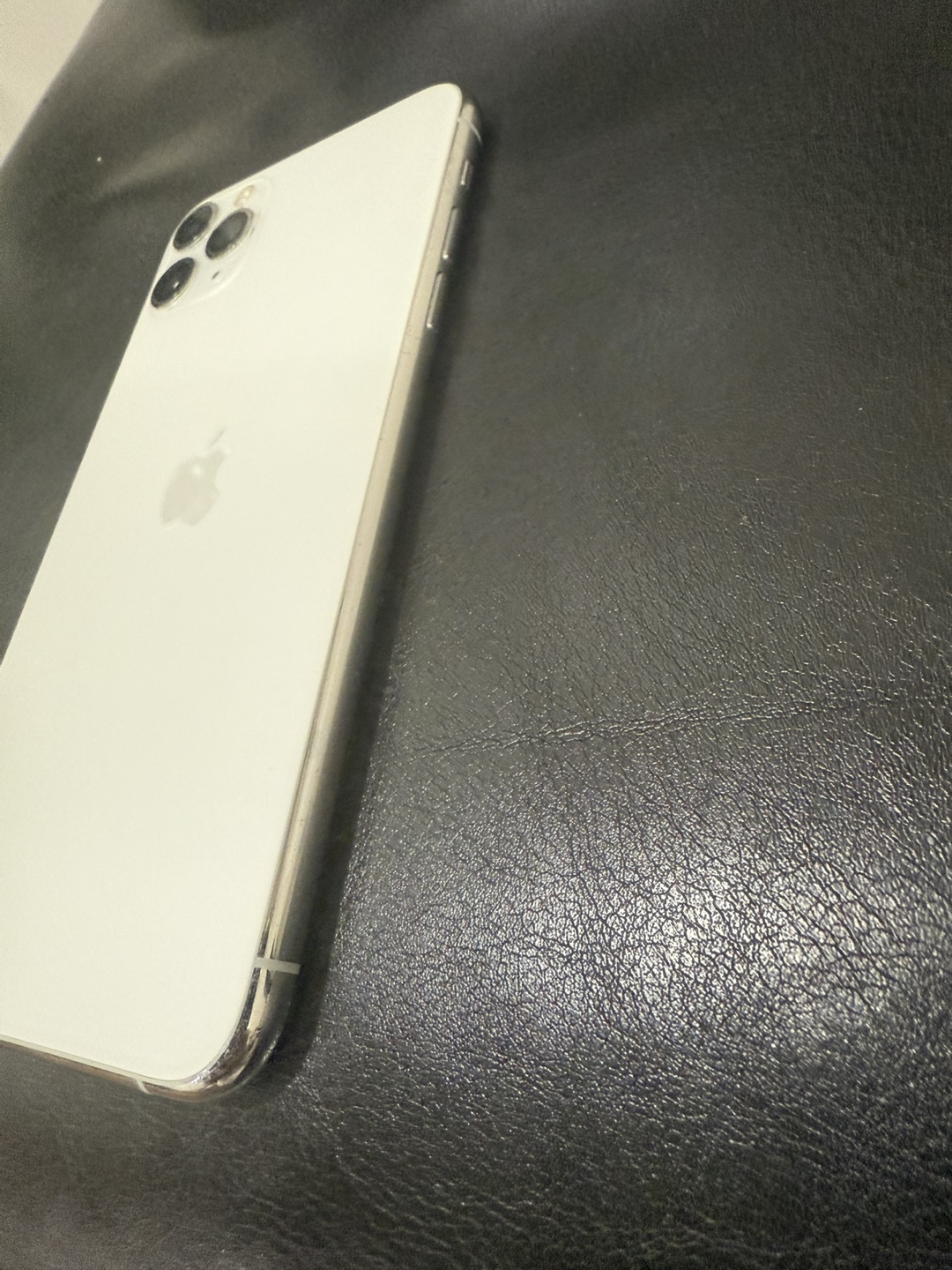 iPhone 11 Pro  Max- Silver - Used - photo 4