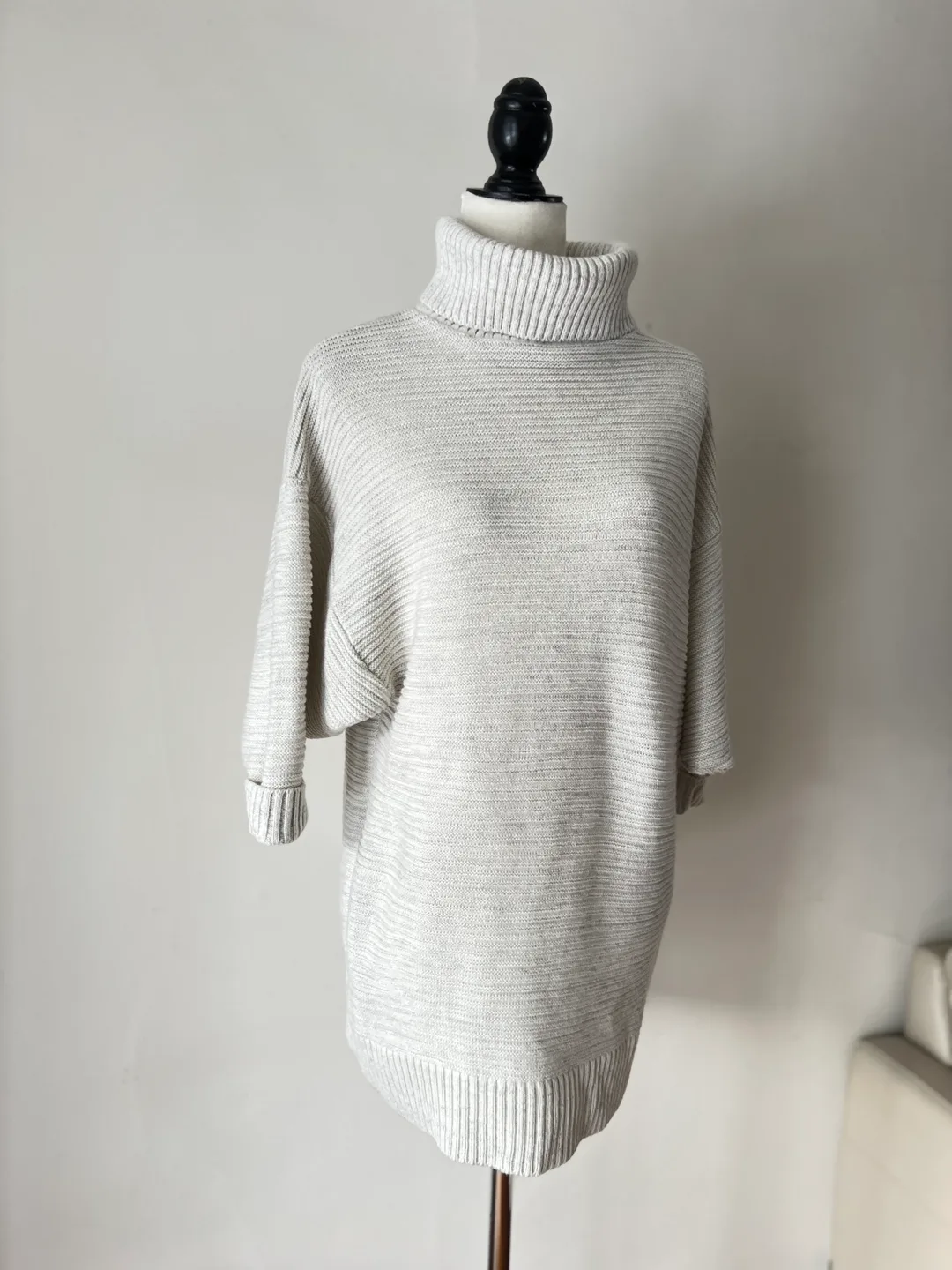 Cream-coloured Turtleneck Sweater image indicator(9)