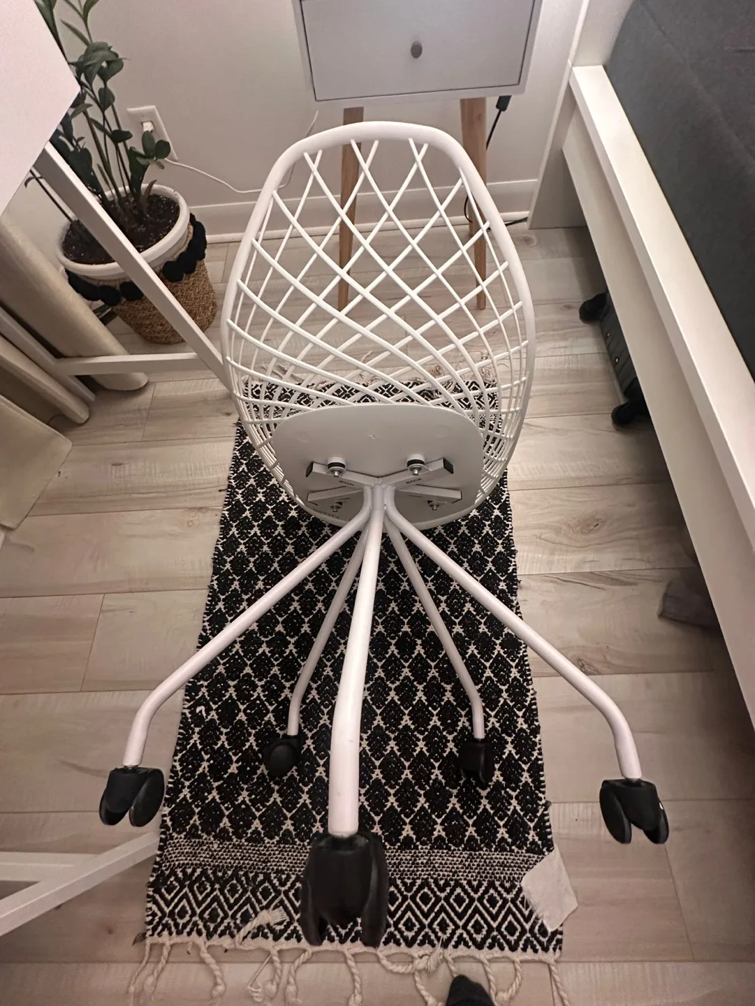 White Plastic Mesh Chair image indicator(2)