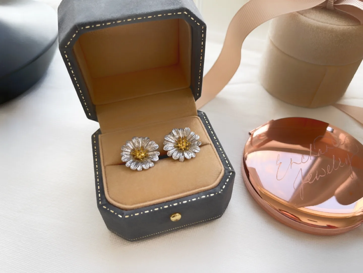 Brand New Italy Daisy Silver Stud Earrings image indicator(4)