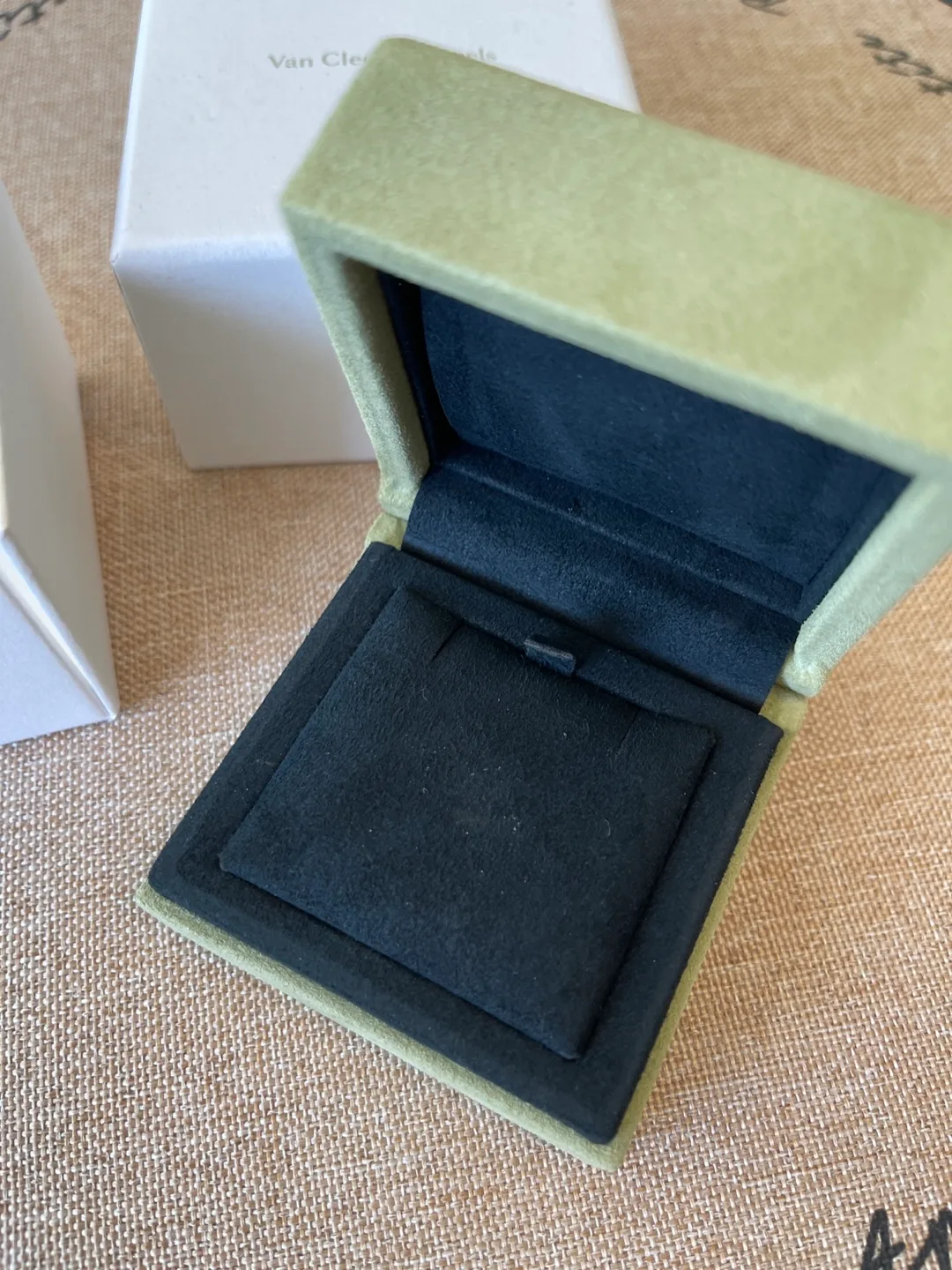 Van Cleef & Arpels Necklace Box image indicator(2)