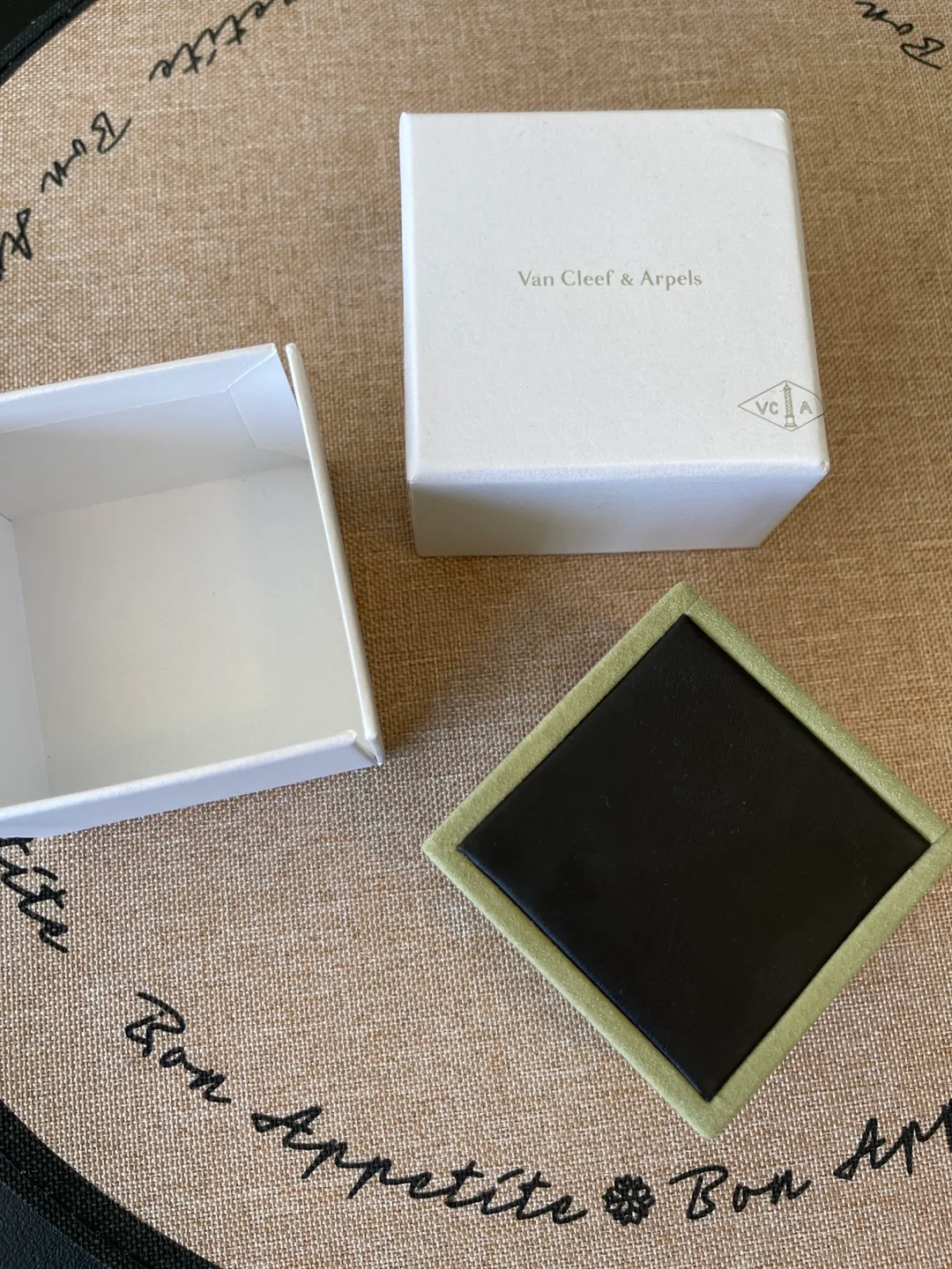 Van Cleef & Arpels Necklace Box image indicator(3)