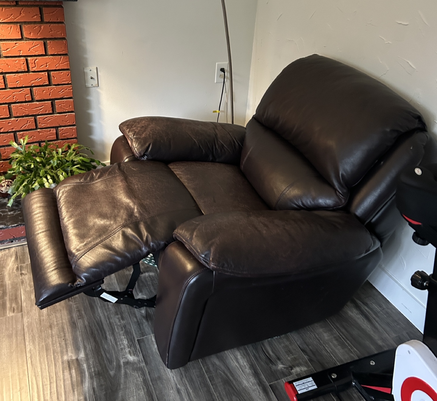 $100 Brown Leather electronic Recliner