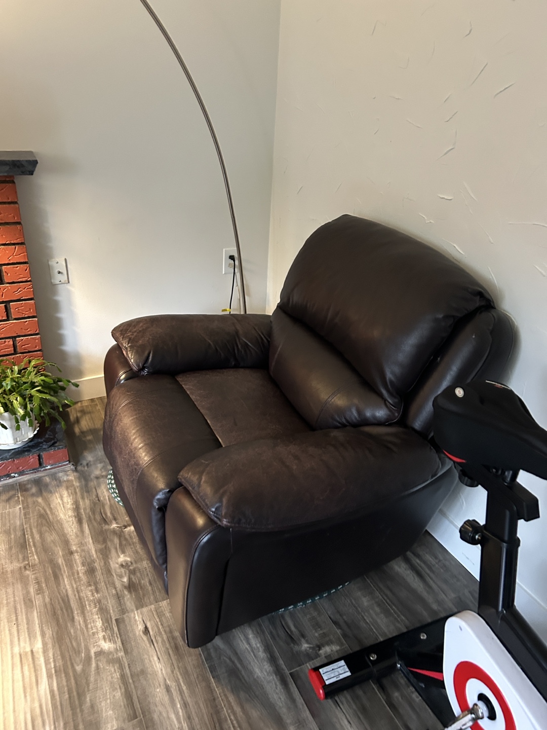 $100 Brown Leather electronic Recliner - photo 2