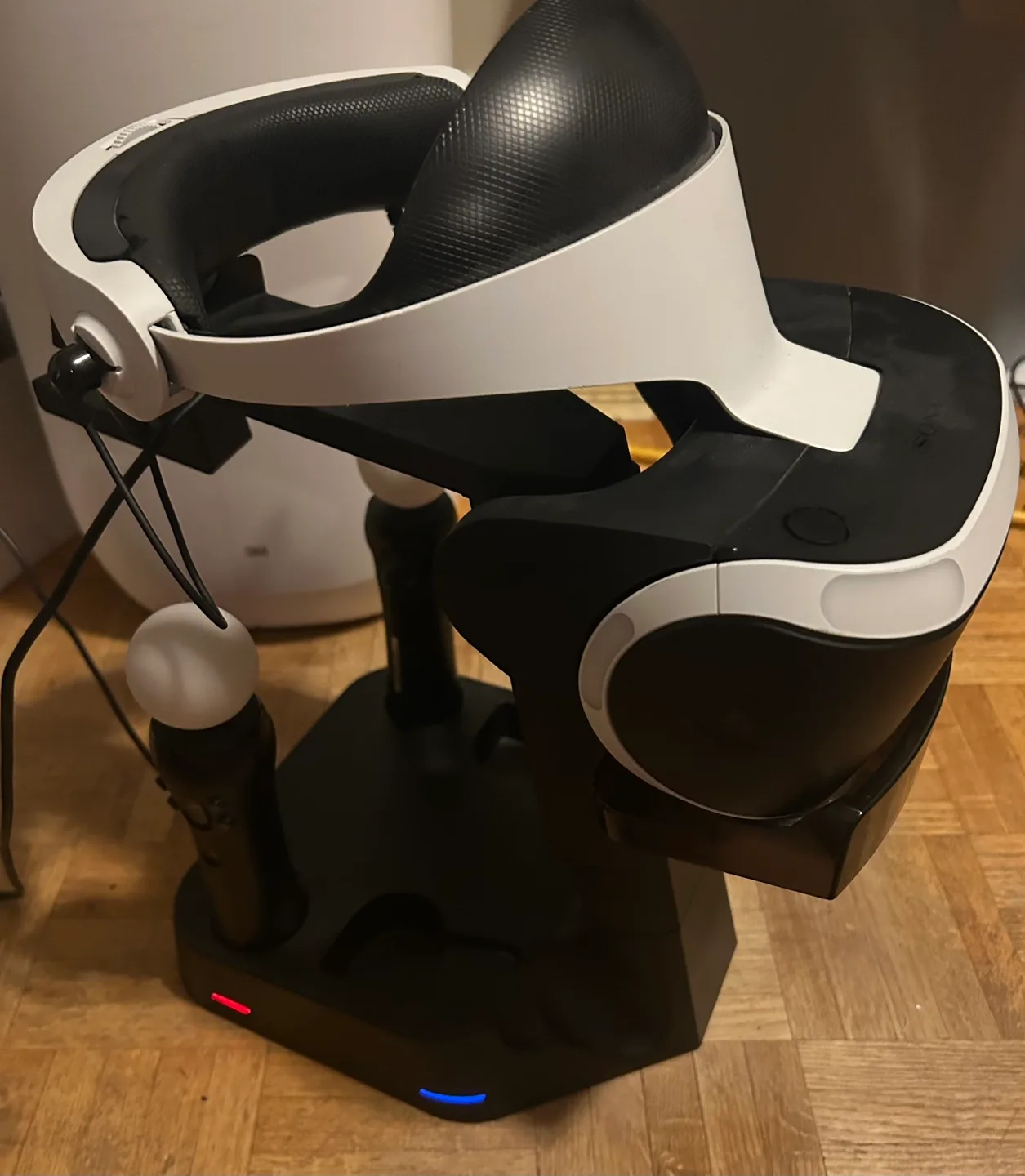 Sony PlayStation VR Headset with Move Controllers image indicator(6)