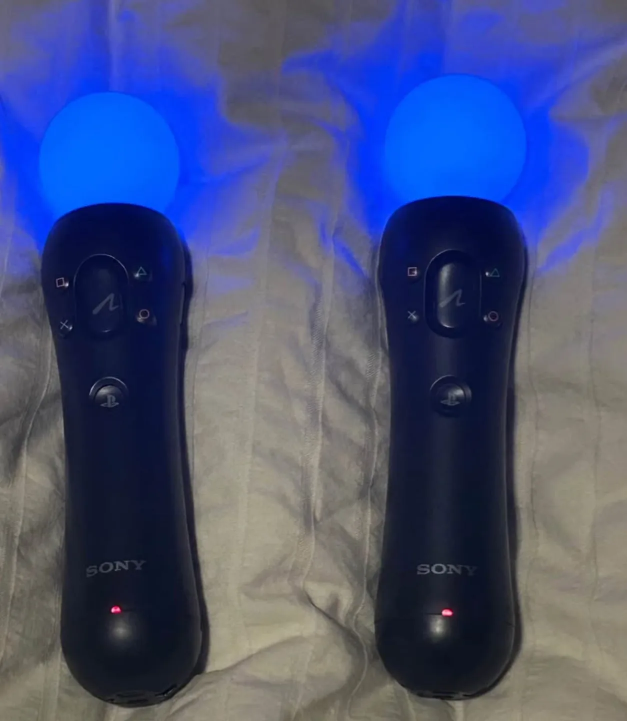 Sony PlayStation VR Headset with Move Controllers image indicator(3)