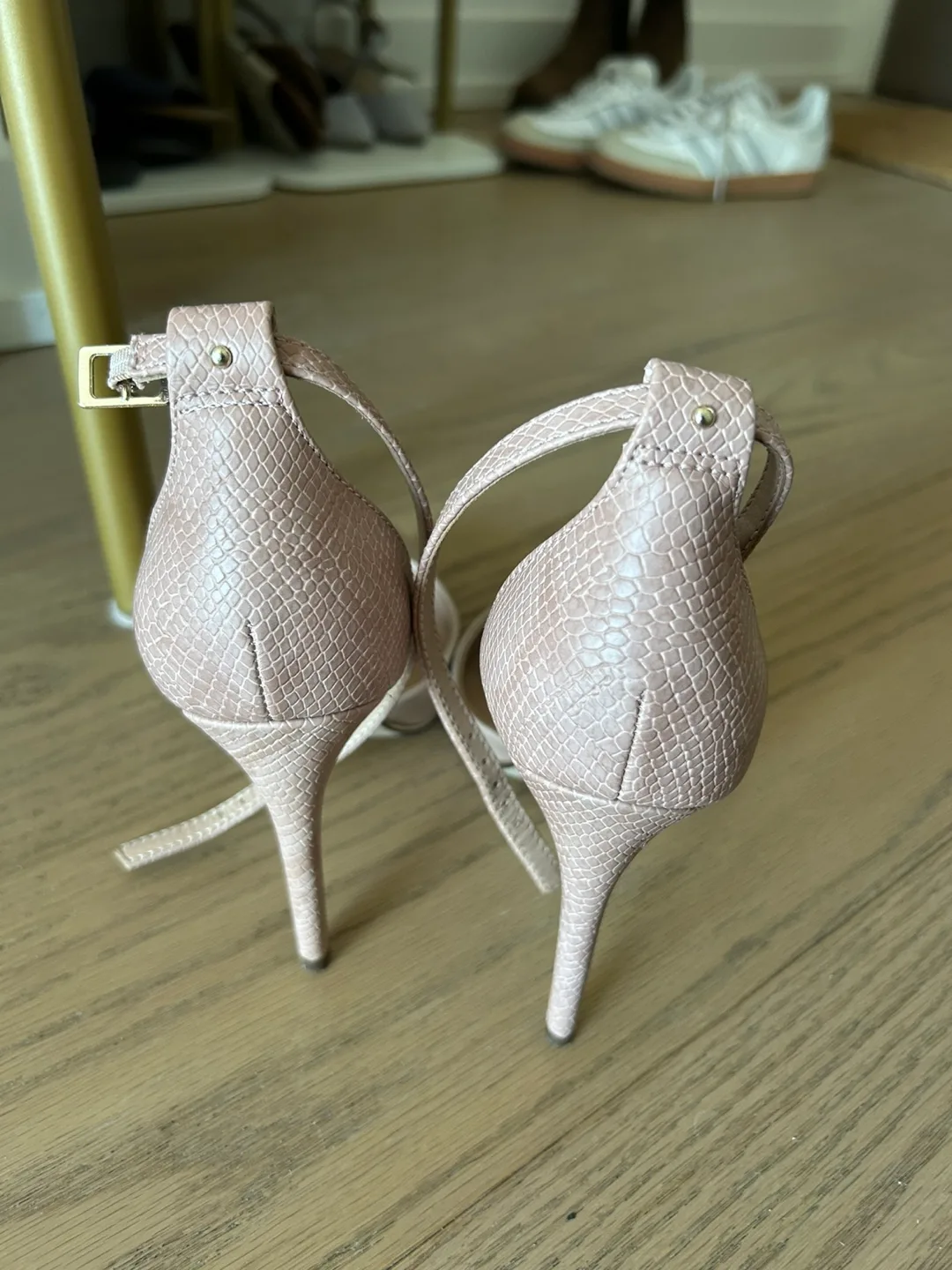 Strapped heels image indicator(3)