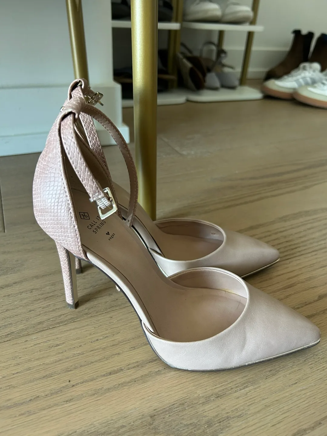 Strapped heels image indicator(2)