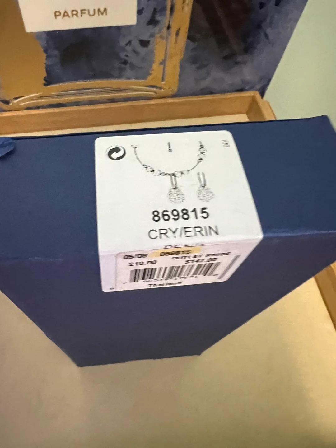 Swarovski Crystal & Emerald Necklace image indicator(3)