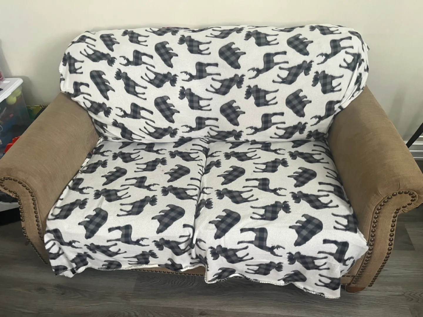 Couch( Moving out sale) image indicator(2)