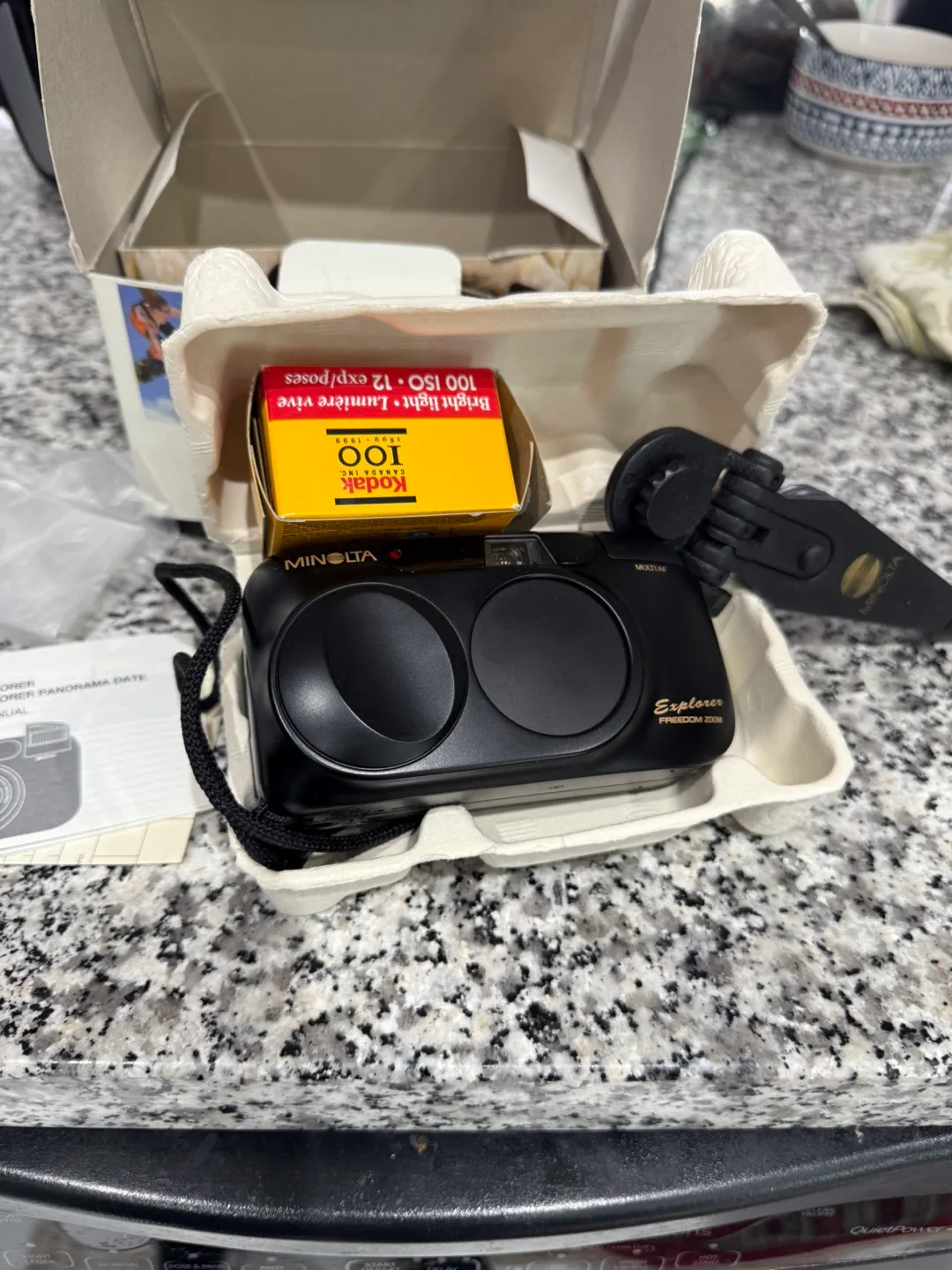 Minolta Freedom Zoom 200M 35mm Film Camera with Kodak Film image indicator(2)