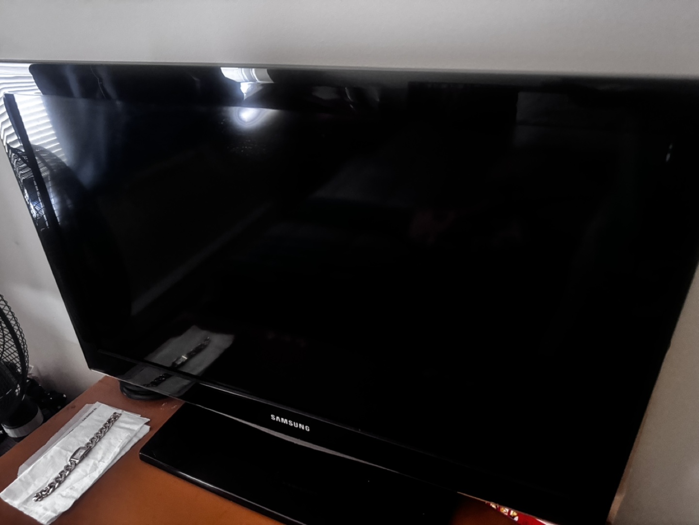Samsung & Sony Flat Screen TVs - 32" & 24" with TV Unit - photo 2