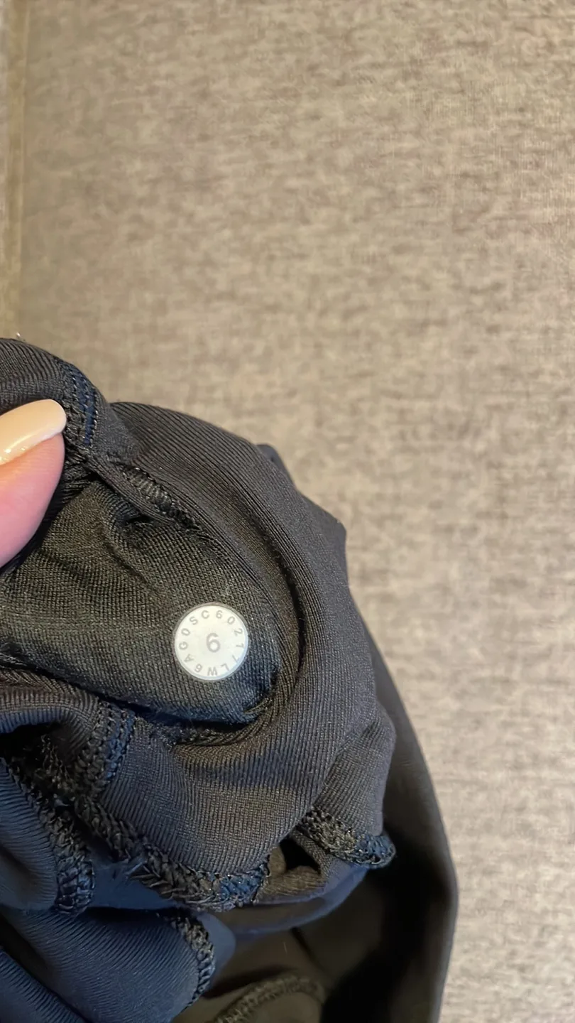 Lululemon Black Crops Size 6 image indicator(3)