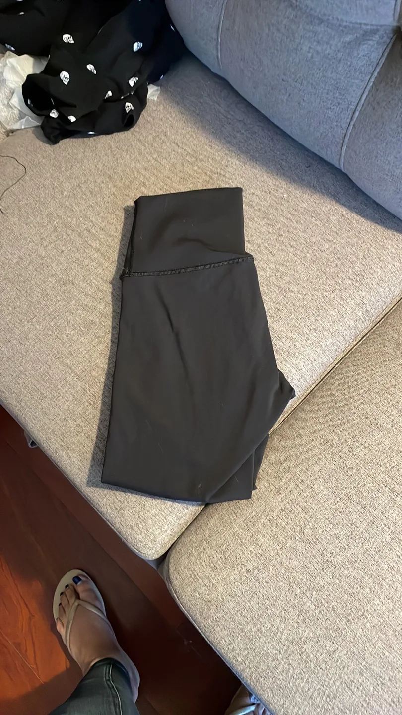 Lululemon Black Crops Size 6 image indicator(2)