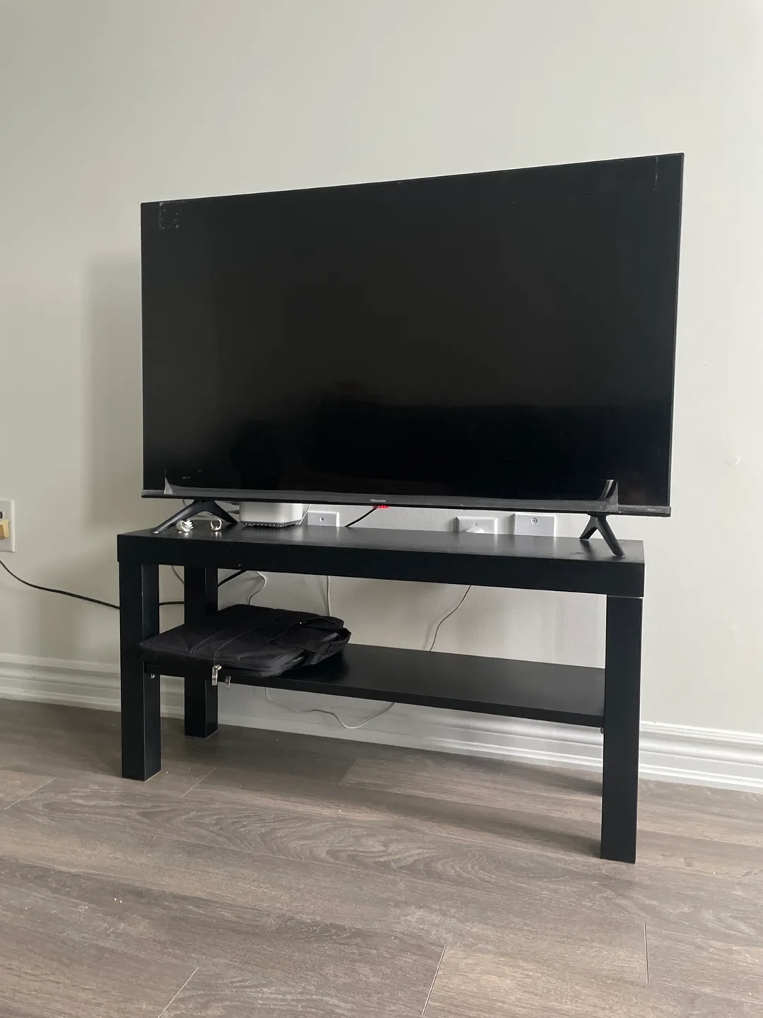 Hisense Smart TV with Stand image indicator(2)