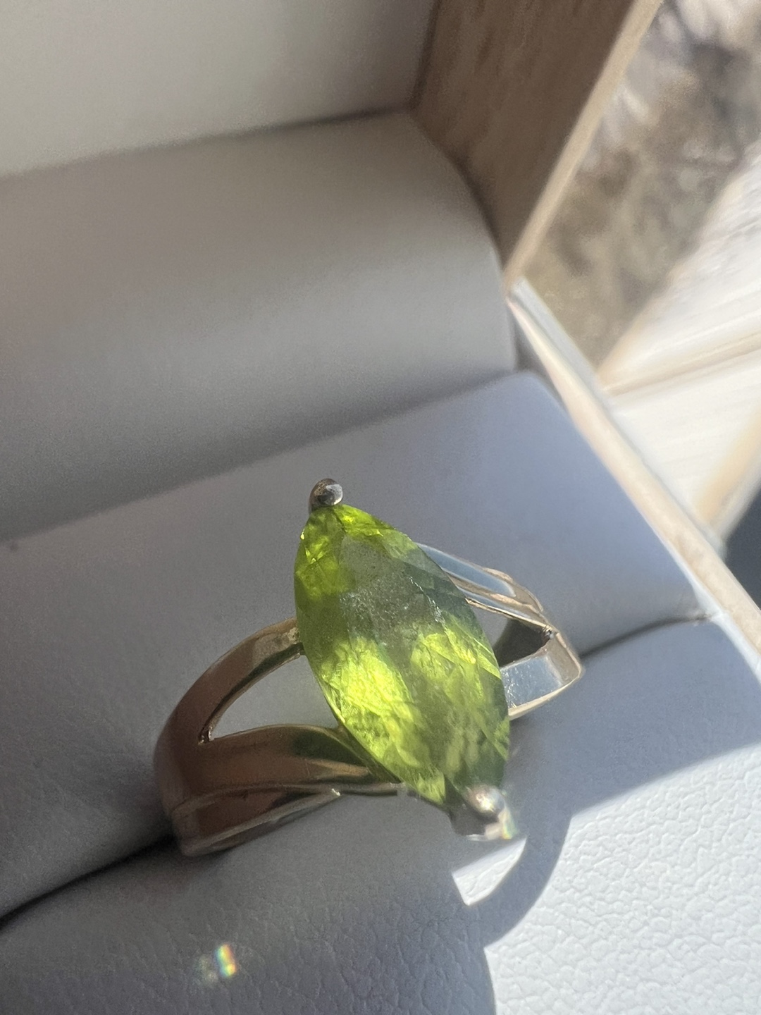 14 k Marquise-cut Peridot Ring in Gold Setting - photo 3