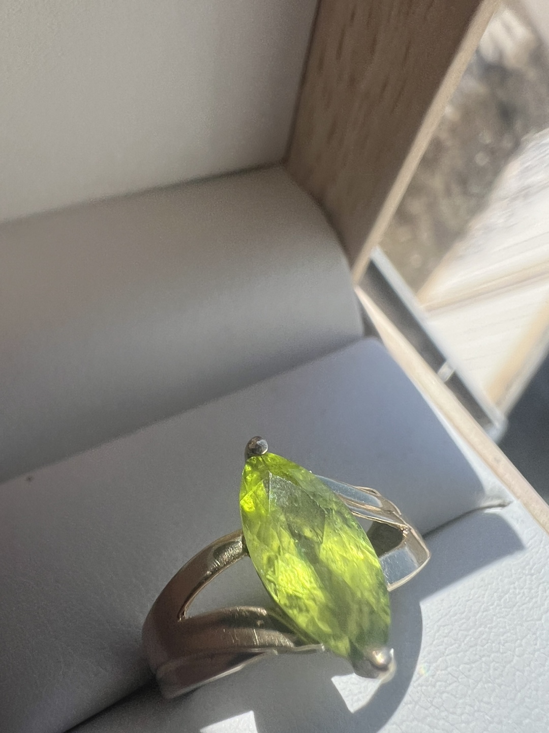 14 k Marquise-cut Peridot Ring in Gold Setting - photo 5