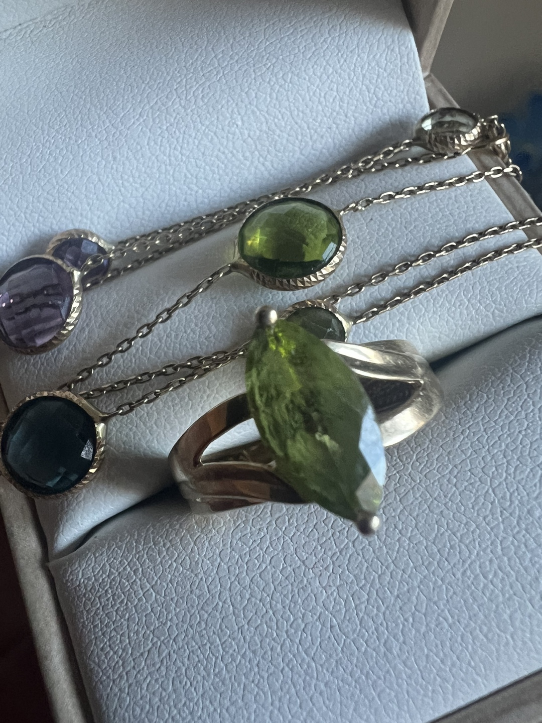 14 k Marquise-cut Peridot Ring in Gold Setting - photo 4