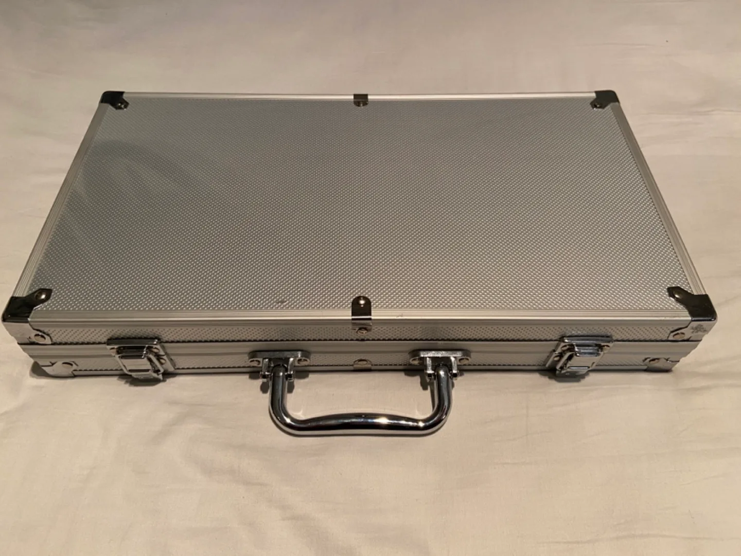 POKER CHIPS SET WITH ALUMINUM CASE image indicator(3)