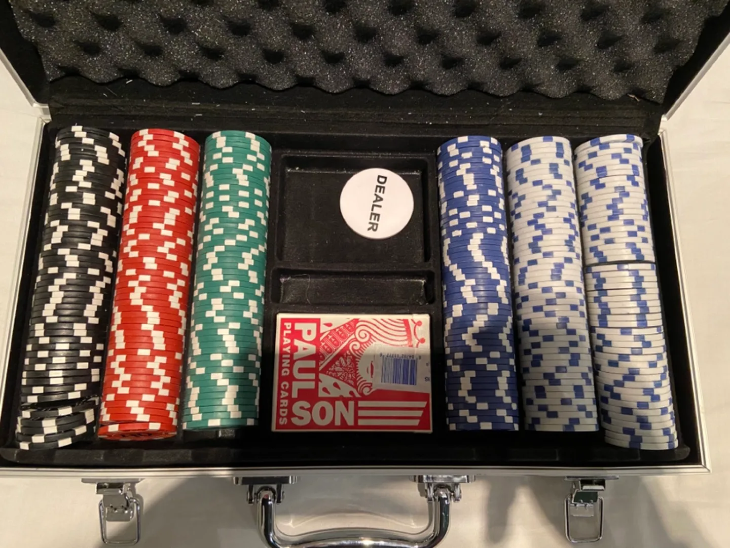 POKER CHIPS SET WITH ALUMINUM CASE image indicator(2)