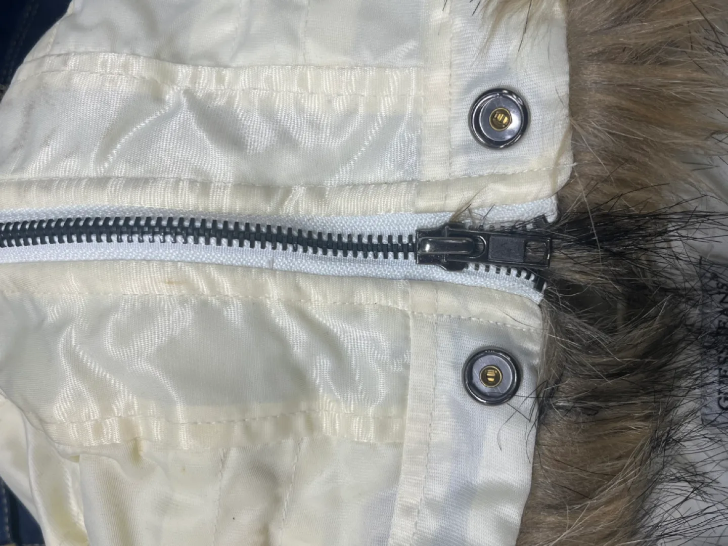 Y2K Vintage Guess Jeans Puffer Jacket image indicator(4)