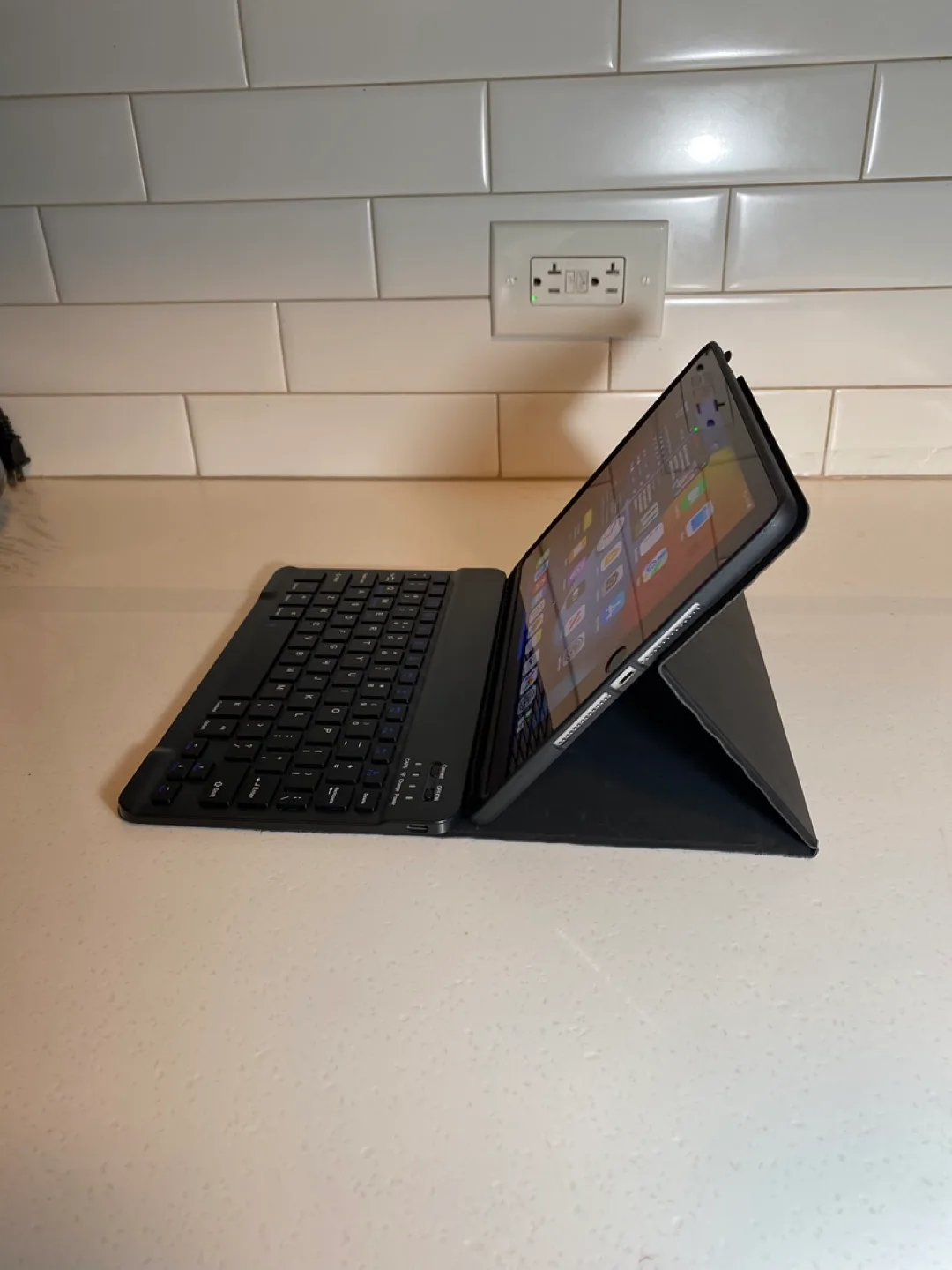 Apple iPad Air 2 with Keyboard Case Bundle with Stylus image indicator(4)