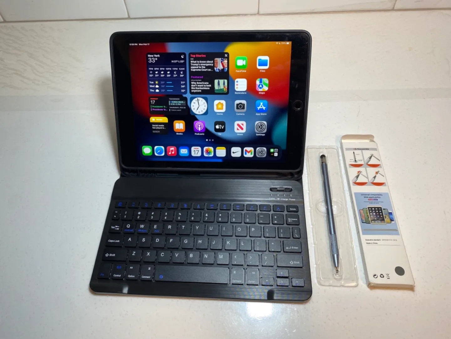 Apple iPad Air 2 with Keyboard Case Bundle with Stylus image indicator(3)