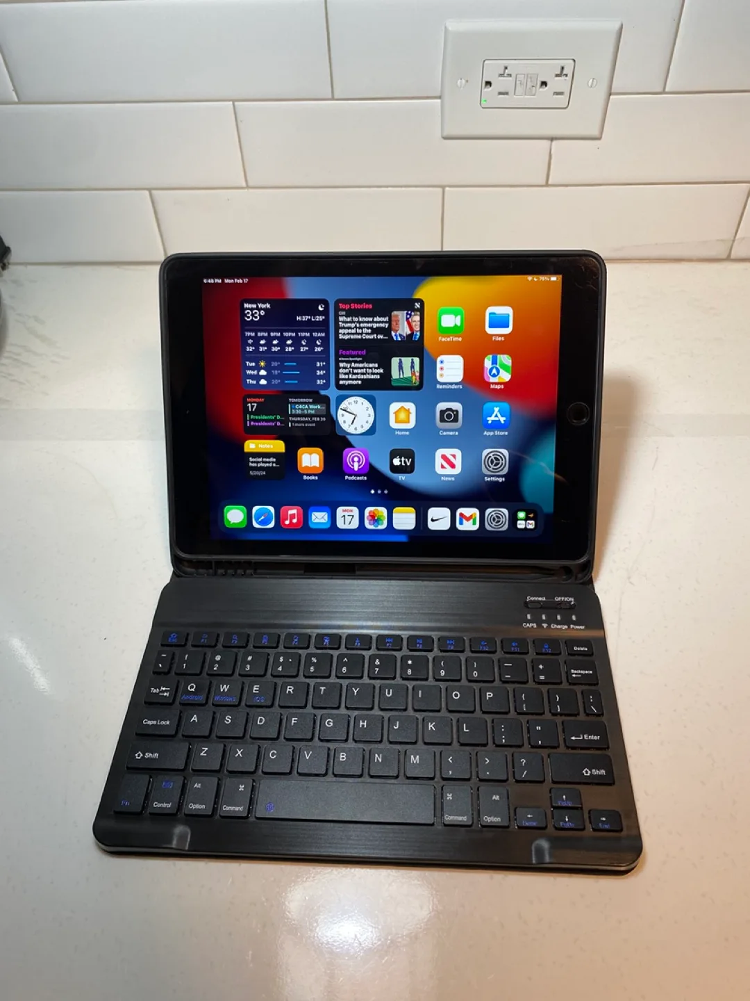 Apple iPad Air 2 with Keyboard Case Bundle with Stylus image indicator(5)