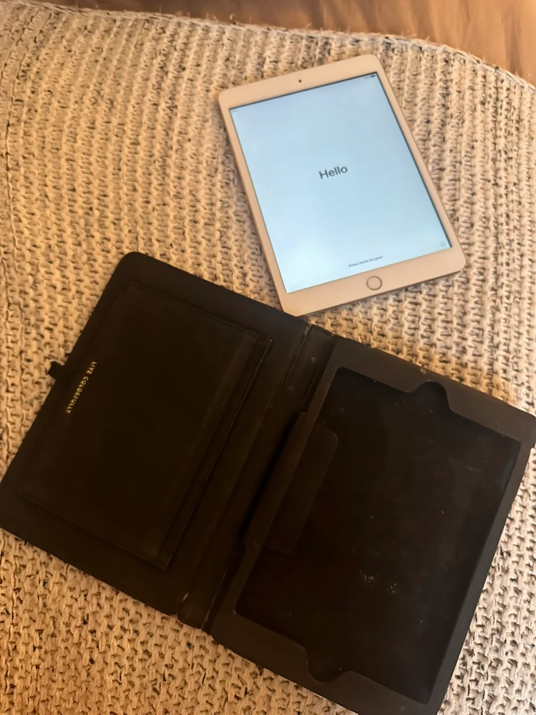 iPad Mini 3 & Kate Spade Folio Case Bundle image indicator(4)