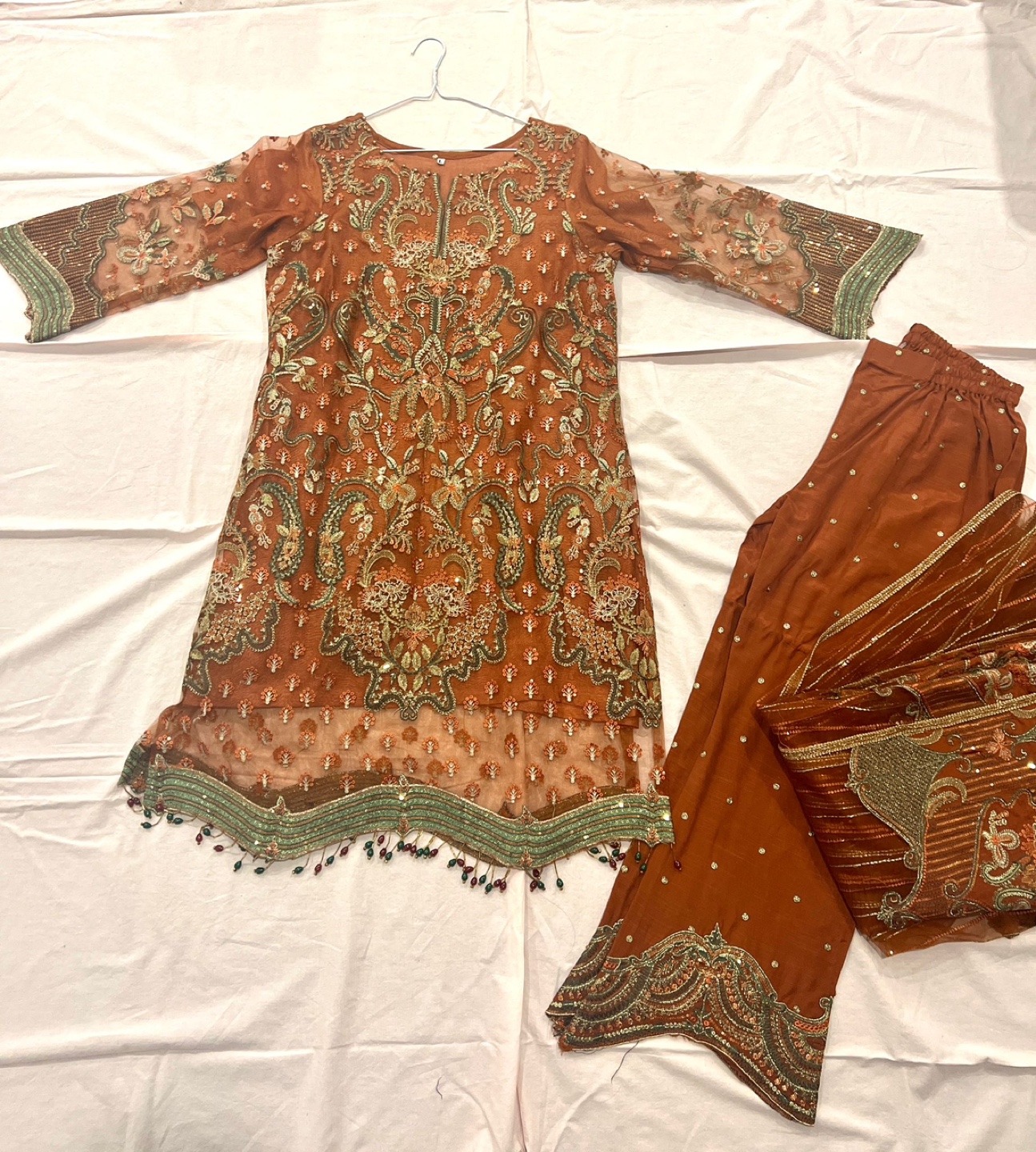 Gorgeous embroidered Pakistani Shalwar Kameez - photo 3