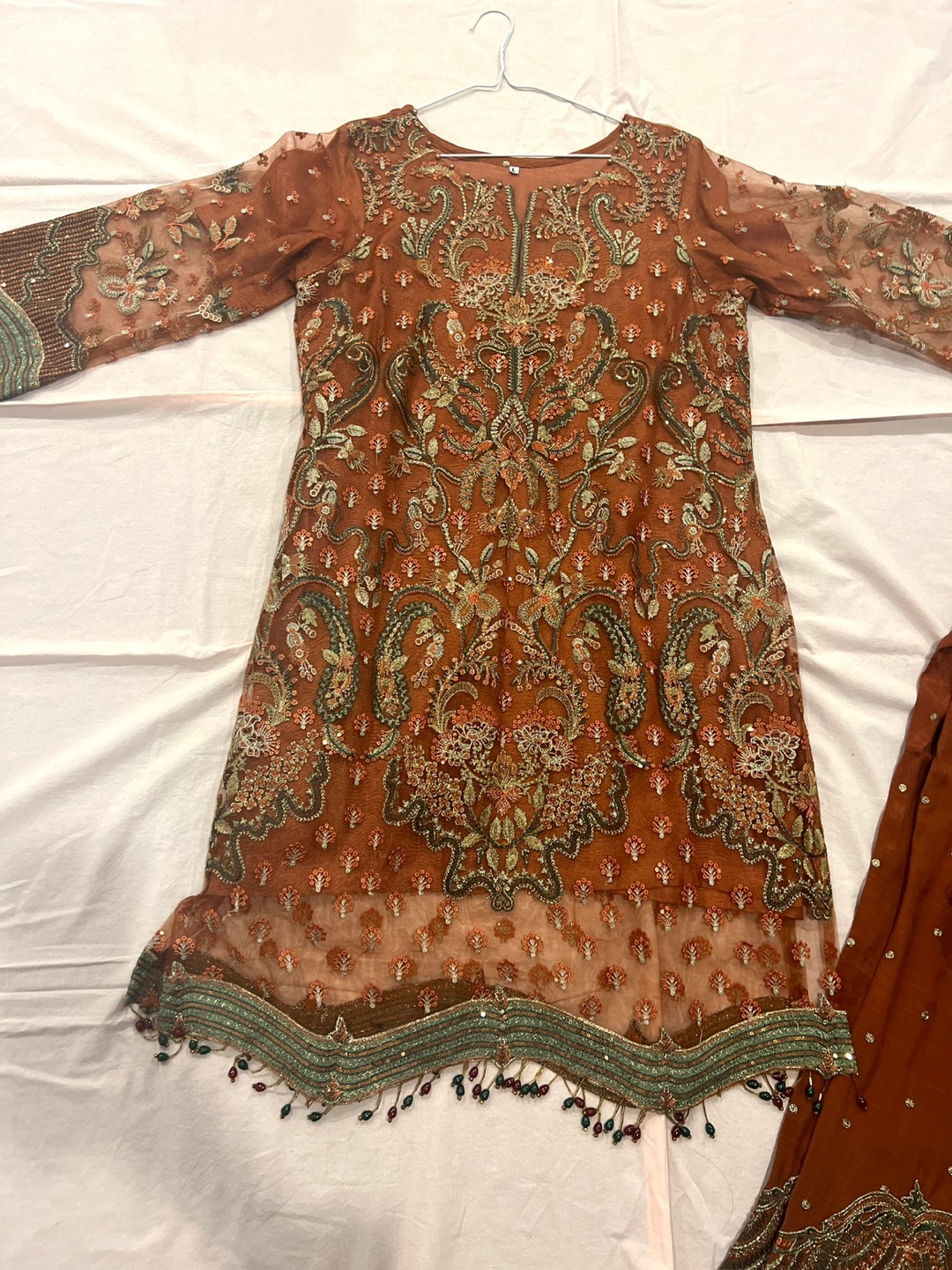 Gorgeous embroidered Pakistani Shalwar Kameez - photo 4
