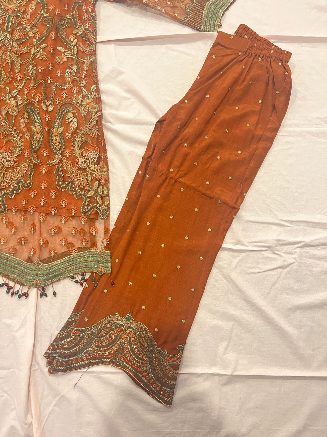 Gorgeous embroidered Pakistani Shalwar Kameez - photo 5