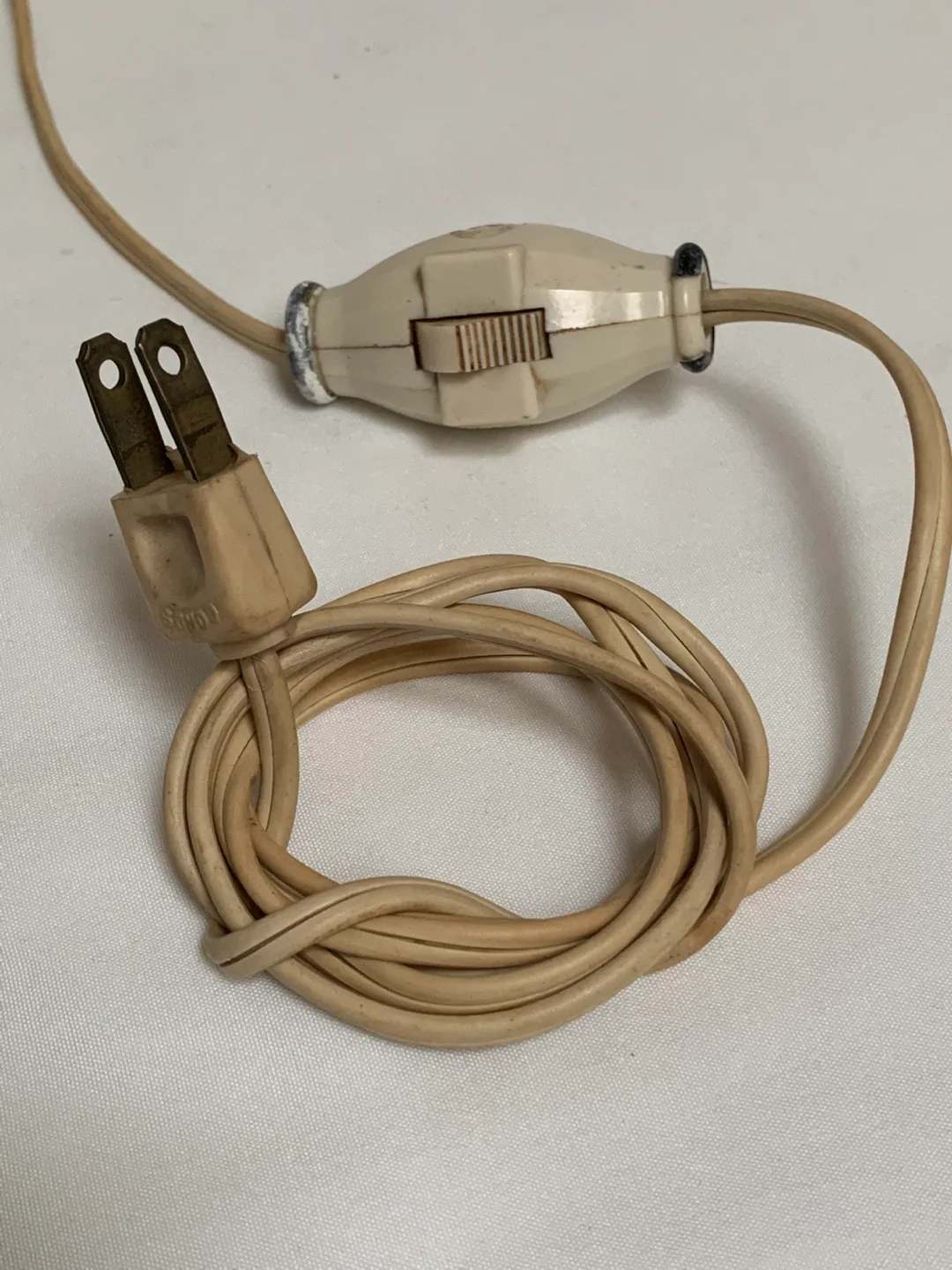 vintage MCM Hollywood Regency boudoir lamps with lucite bases image indicator(9)