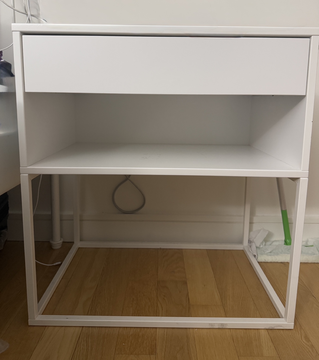 White Modern Nightstand (bedsidestand) with Drawer