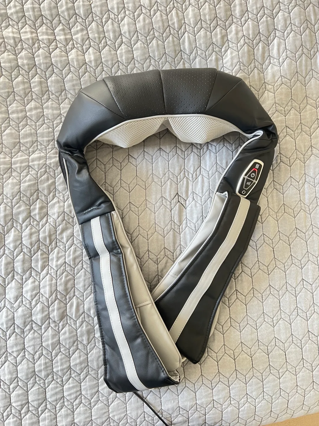 Shiatsu+ Neck & Back Massager w/ Heat image indicator(6)